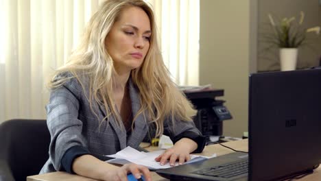 müde-Geschäftsfrau-schläft-am-Arbeitsplatz-im-Büro