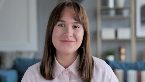 Retrato-de-bella-joven-Casual-celebrando-el-éxito