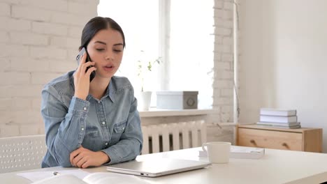 Junges-Mädchen-Telefonieren-am-Arbeitsplatz