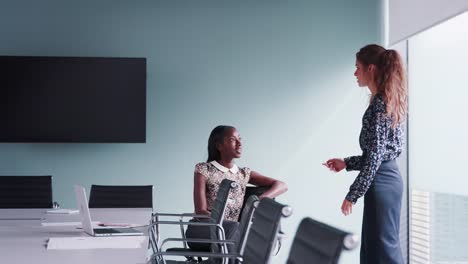 Lässig-gekleidet-zwei-Geschäftsfrauen-mit-informellen-Treffen-In-modernen-Sitzungssaal-In-Zeitlupe-erschossen