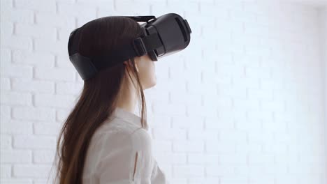 Mujer-joven-tocar-algo-utilizando-gafas-de-realidad-virtual-moderna,-4k