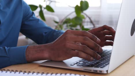 Geschäftsmann-am-Laptop-tippen