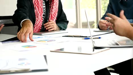 Asiatische-Geschäftsleute-diskutieren-beim-Treffen-im-Büro.