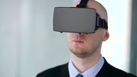 hombre-de-negocios-con-casco-de-realidad-virtual-en-la-oficina