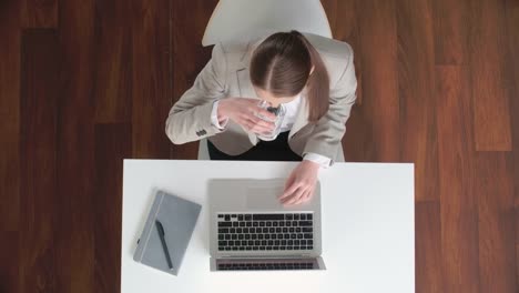 Mujer-de-negocios-trabajando-en-la-computadora-portátil