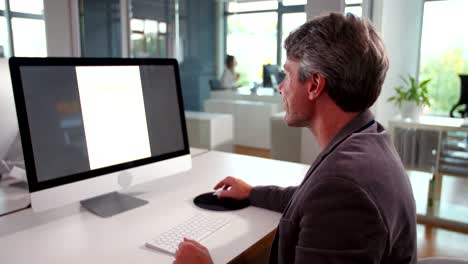 Reifen-professionelle-Geschäftsmann-Tippen-auf-der-Tastatur-in-Büro