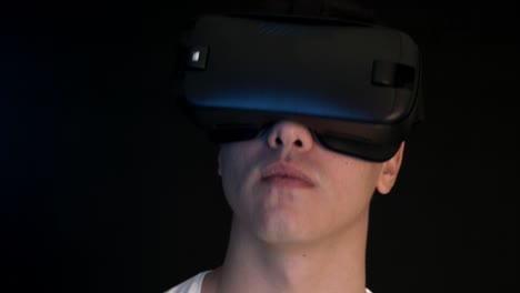 Junger-Mann-tragen-VR-Kopfhörer-und-virtuelle-Realität-erfahren