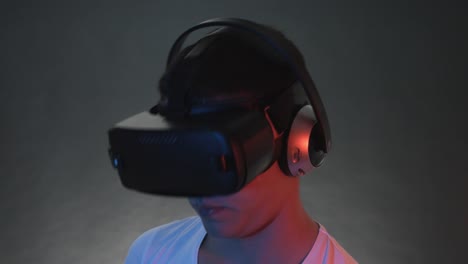 Hombre-joven-lleva-VR-auricular-y-experimentar-la-realidad-Virtual