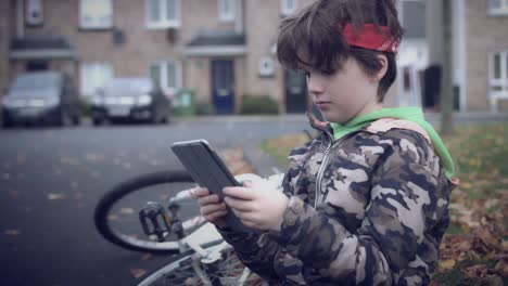 4-k-deporte-al-aire-libre-niño-con-bicicleta-trabajando-en-tableta