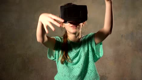 Teen-junge-Mädchen-mit-VR-Headset