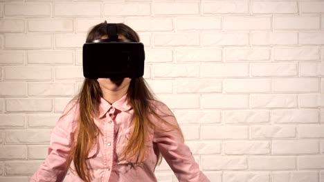 Teen-junge-Mädchen-mit-VR-Headset