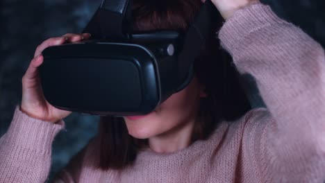 4-k-Aufnahme-einer-Frau-mit-Virtual-Reality-Kopfhörer-beobachten-erstaunt