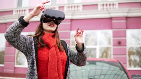 mujer-usa-unas-gafas-de-realidad-virtual-en-la-calle