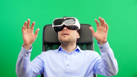 Mann-in-Virtual-Reality-Brille.-Green-Screen.