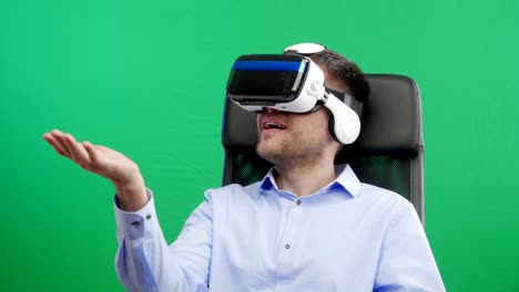 Man-in-Virtual-Reality-Glasses.-Green-screen.