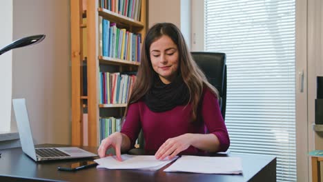 Mujer-joven-alegre-buscando-en-documentos