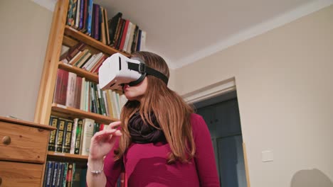 Mujer-joven-en-gafas-de-realidad-Virtual