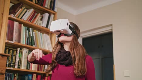 Junge-Frau-in-Virtual-Reality-Brille