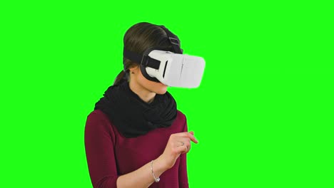 Drehen-ihren-Kopf-mit-einem-VR-Kopfhörer-auf-Frau