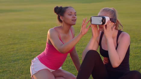 Mujer-joven-con-casco-de-realidad-virtual.-Diversos-amigos-usando-auriculares-vr