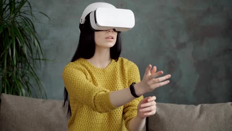 Frau-ist-eine-Vr-Head-mounted-Display-verwenden.