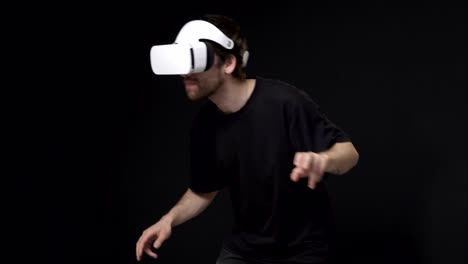 hombre-usando-auriculares-vr