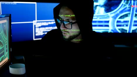 Cyber-Sicherheitscenter-gefüllt-mit-Bildschirmen,-männliche-Hacker-arbeiten-am-Computer,-arbeitet-IT-professioneller-Programmierer-in-Gläsern-an-computer