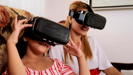 VR-Spiel-für-glückliche-Mutter-Tochter-Mutter-Kind-spielen