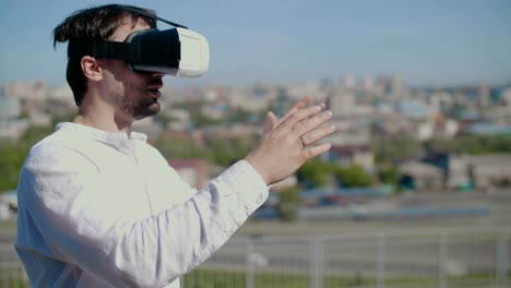 Mann-gekleidet-virtual-Reality-Brille-auf-dem-Hintergrund-der-Stadt.