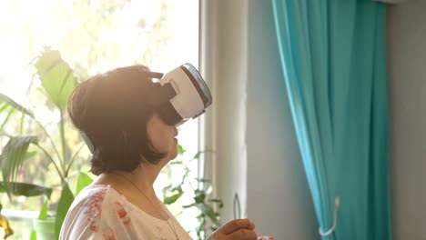 Video-von-senior-Frau-erkunden-virtuelle-Realität-in-4k