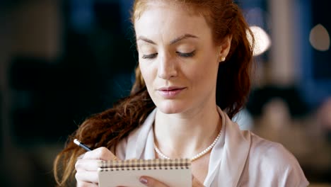 Mujer-pelirroja-en-retrato-de-Bloc-de-notas.-Reunión-equipo-corporativo-empresarial-de-la-oficina-de-trabajo.-Caucásica-empresario-y-empresaria-grupo-de-personas-hablando-juntos.-Collaboration,Growing,Success.4K-video