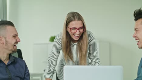 Personen-Gruppe-mit-Laptop-im-modernen-Startup-Büro