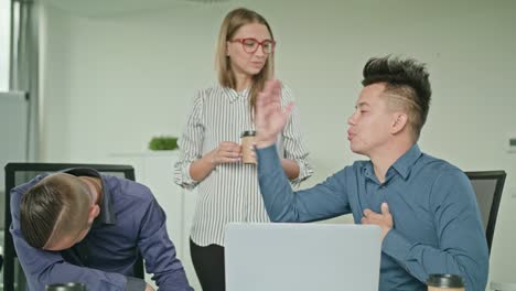 Grupo-de-personas-usando-Laptop-en-la-oficina-moderna-Inicio