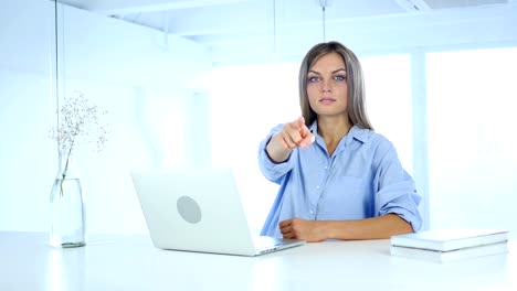 Mujer-apuntando-a-cámara-en-oficina-en-el-trabajo