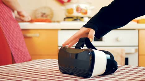 Hand-nehmen-virtual-Reality-Brille-aus-Tabelle