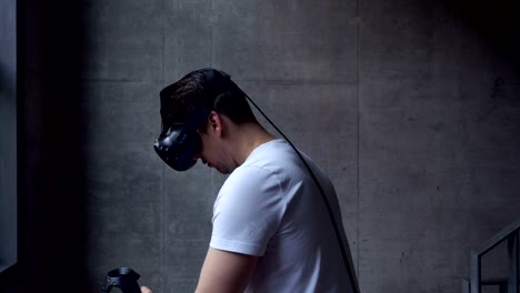 Mann-mit-Virtual-Reality-Kopfhörer-mit-Motion-Controller