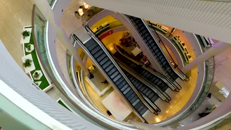 Time-lapse-of-people-on-an-escalator