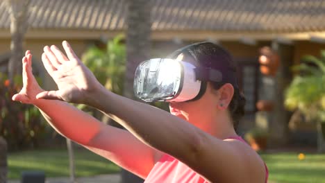 Video-de-mujer-explorando-la-realidad-virtual-en-el-resort-tropical-en-4k