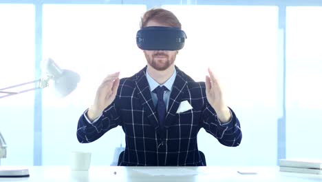 Rothaarige-Mann-mit-virtual-Reality-Brille-im-Amt.-Verwendung-mit-Smartphone