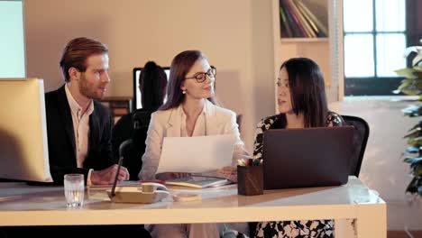 Eine-kreative-Vielfalt-Business-Team-mit-einem-erfolgreichen-jungen-weiblichen-Führer