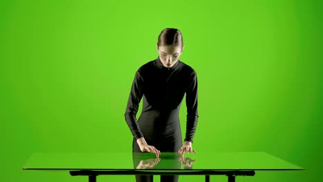 Attraktives-Mädchen-junge-Mode-Modell-virtual-touch-Bildschirm-Geste-im-Greenscreen-Studio-gedreht.-Interaktive-futuristische-Geste.-Mittlere-Aufnahme.-ProRes-schießen-auf-Blackmagic-Ursa-Mini-Pro