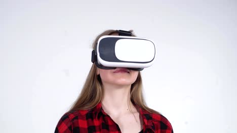 Primer-plano-de-la-chica-que-gira-la-cabeza-en-el-casco-de-realidad-Virtual