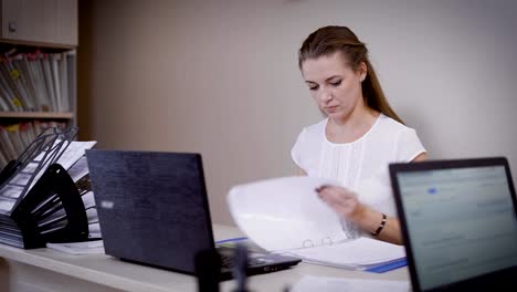 Bonito-Secretario-está-trabajando-en-la-oficina