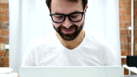 Online-Video-Chat-by-Handsome-Creative-Beard-Man