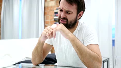 Depresión,-dolor-de-cabeza,-destacó-a-barba-hombre-en-casa