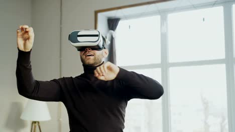 Hombre-excitado-con-casco-de-realidad-virtual-360-juego-de-video-en-casa