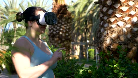 Video-de-mujer-explorando-la-realidad-virtual-en-el-resort-tropical-en-4-k-lenta