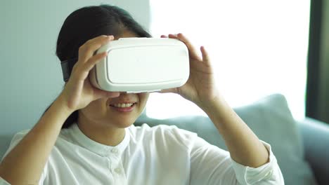 Asiatische-Frau-mit-virtual-Reality-Kopfhörer