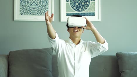 Asiatischen-Mann-mit-virtual-Reality-Kopfhörer