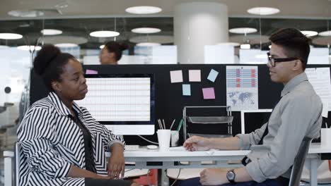 Office-Workers-Chatting-at-Desk